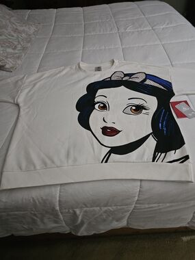Disney Limited Edition Sequined Snow White Xl Disney Sweatshirt NWT. Spotless.
